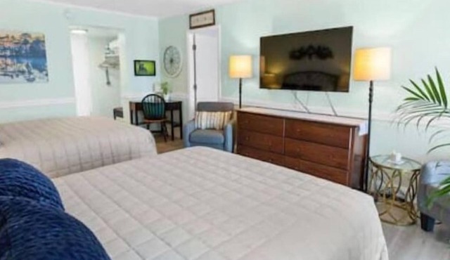Lakeview Comfy 2 Queen Bed Private Patio Pool Hot Tub Firepit AC Concerts Weirs!