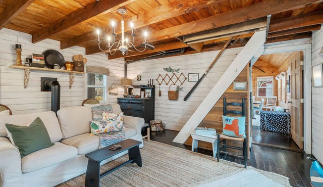 Lakeview, Kayaks, Near Beaches, Fire Pit, Great Kitchen, PETS, 1.5 baths