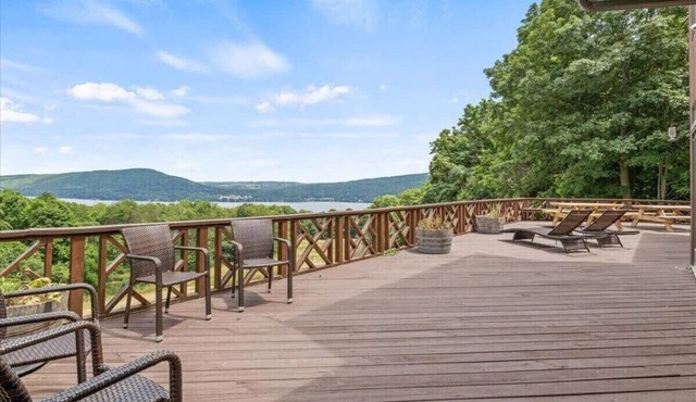 Lakeview Lodge: w/hot tub and amazing lake views!