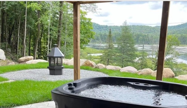 Lakeview Mid Century Luxury Cottage in Sainte-Adèle