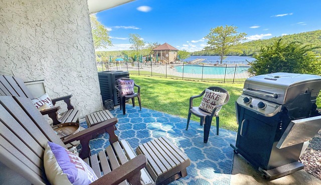 "Lakeview Retreat" Lakefront! Hot Tub, Pool, 10min to Raceway, Golf, & Waterpark