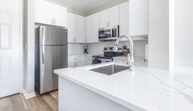 Landing | Amazing 1BD, Courtyard, Gym