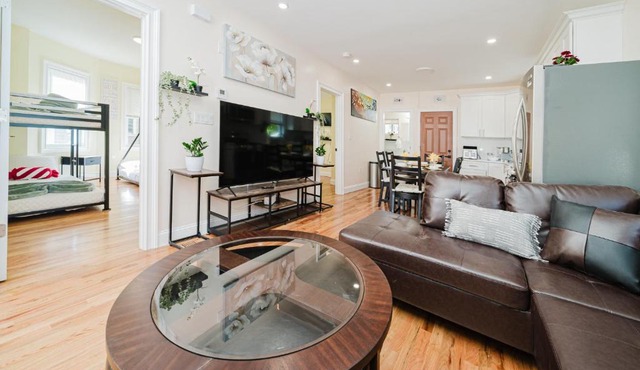 Large 3BR & 2BA Milton Apt w Free Parking, Balcony, TV, AC 141