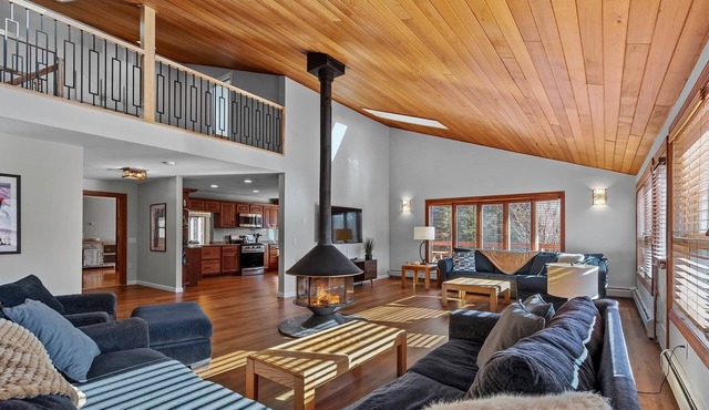 Large 7BR Chalet by Mt Snow Hot Tub Fire Pit