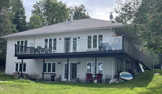Large Home, Sunsets and Clear Shallow water await in Eganville