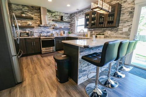 Lavish Spacious Home Near Town Game Room 4BR