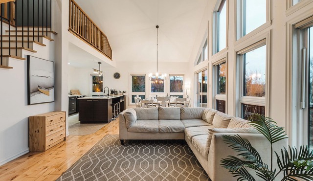 LE CHÂTEAU: SPA, LAKE, BBQ, CANOES, FIRE PLACE, WIFI, FIRE PIT, TRANQUILITY, FUN