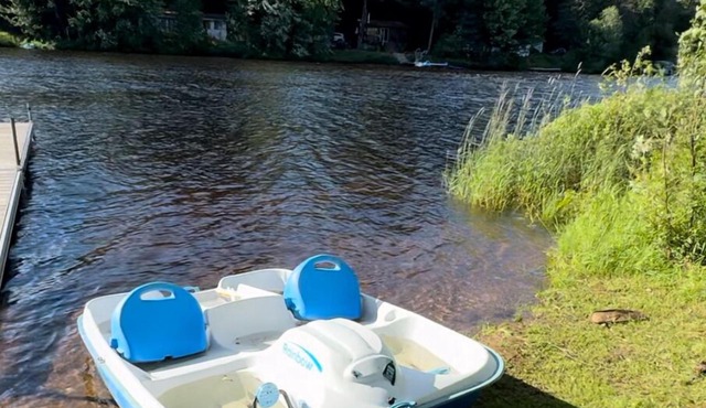 Le Chalet Vert - Waterfront navigable (kayak, paddle board) spa activities in St-Jean-de-Matha