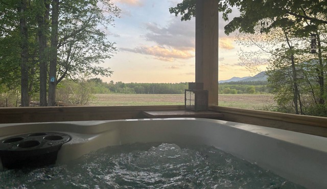 Less than 1 mile to charming North Conway 3-bedroom house with private hot tub
