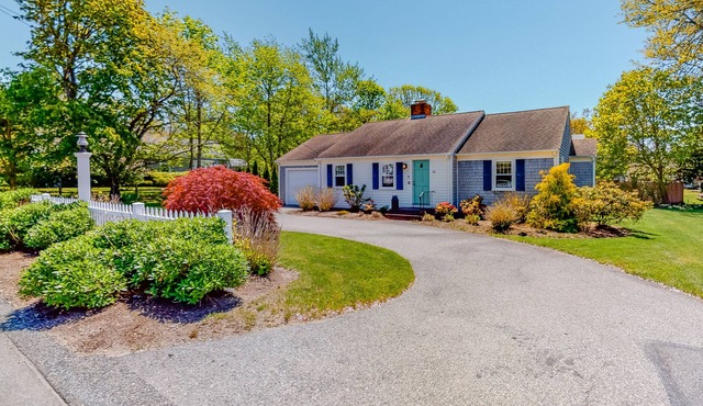 Light-filled home with fast WiFi, central AC, W/D & pool table - near beach