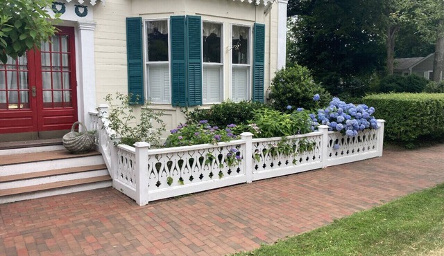Linden Tree Carriage House: walk to charming downtown, lovely yard