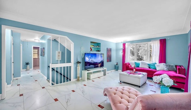 Little Paris 5 BR entire house - University Heights