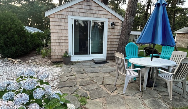 LOCATION! CABIN sleeps3, 1 mile to BEACH, Heated POOL, Kitchen/Grill, Parking