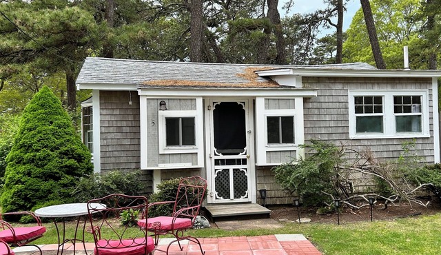LOCATION! Cabin sleeps3, POOL, 1 mile to OCEAN, Kitchen/Grill, Pet ok, Parking