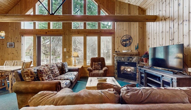 Log decor home with private hot tub, deck & shared pools & tennis in Eagle Crest