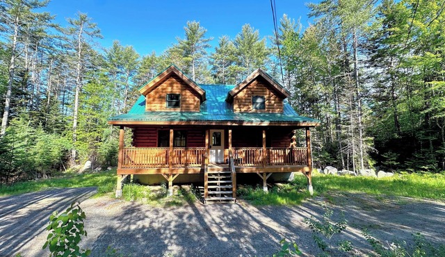 Log Home 20min to Bretton Woods! AC, hot tub, wifi, cable, fireplace, fire pit, dog friendly!
