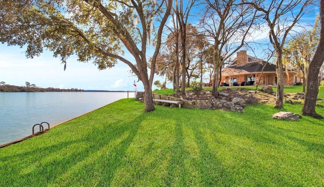 Lone Star Peninsula- Stunning Waterfront Retreat in Trinity