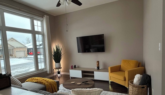 Lost Villages Stay South Stormont | 3BR/2 full WR+BBQ+Fire pit+Games Room