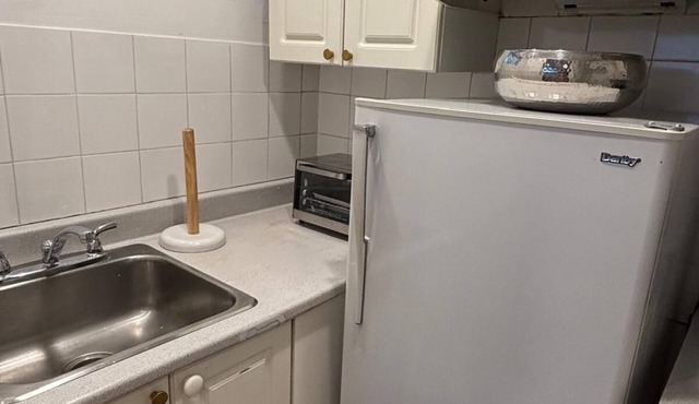 lovely 1 bedroom apartment in a quiet neighborhood.