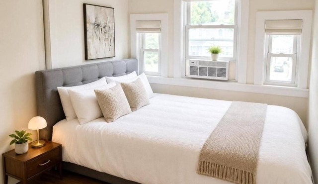 Lovely 3-bedroom apartment in Queens 20 min.train from Midtown Manhattan