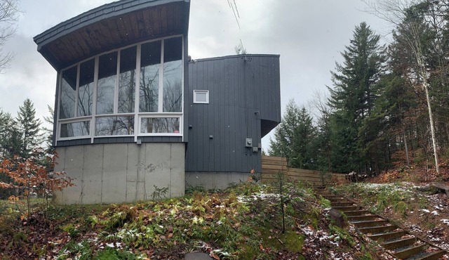 Lovely 3-bedroom house less than a mile from the lifts, located on the 9th hole.