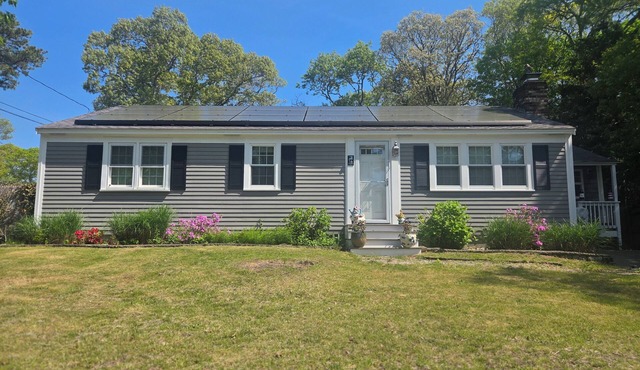 Lovely 3-bedroom house with AC in charming Dennis . Close to Mayflower Beach