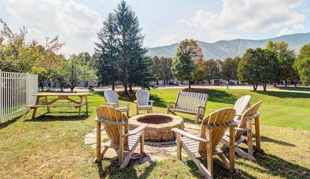 Lovely condo near skiing with 3 pools, sauna, fitness room & balcony