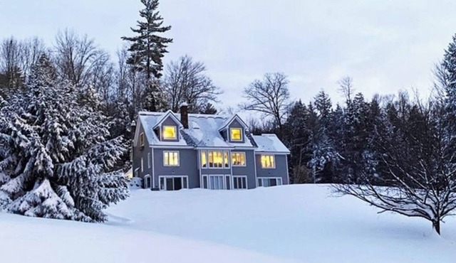 Lovely mountain retreat with amazing views, game room & firepit