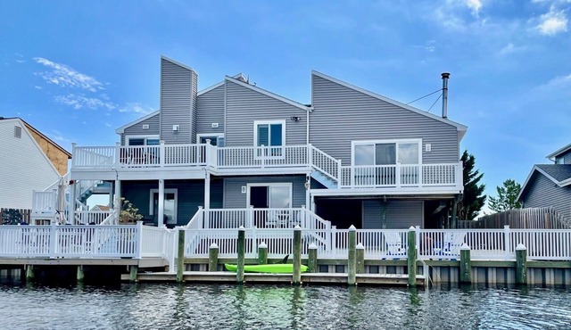 Lovely Spacious Waterfront escape or WFH, Kayaks, 72' dock, mins to LBI beaches