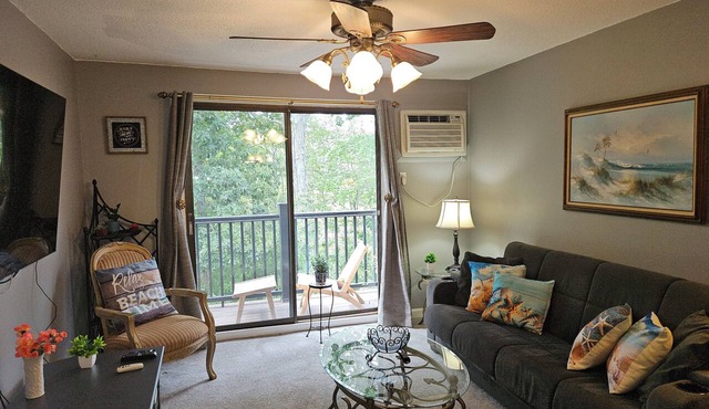 Lovely top floor 2-bedroom condo conveniently located between Boston & Cape Cod