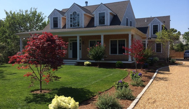 Lovely Vineyard home w/4 master suites & heated pool - 5 min from the beach!