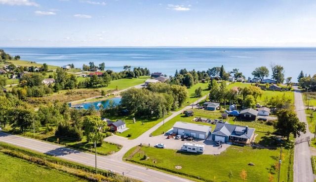 Lowbanks Cottage Sleeps 12, Hot Tub, 300m to beach!