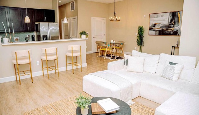 Luxe 2BR House Private Entry Free parking