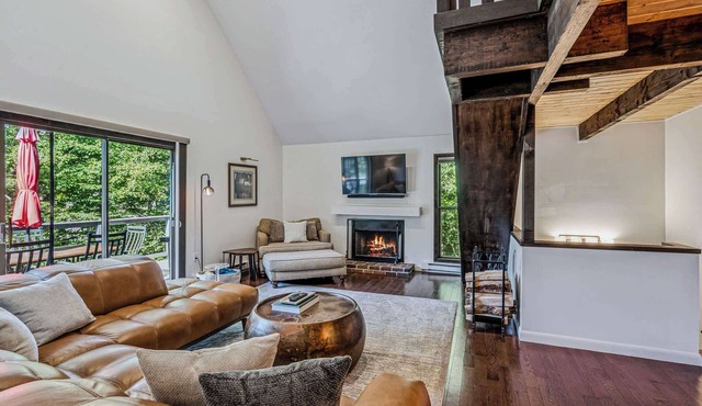 Luxe Condo with Cathedral Ceilings & Pond, Snow Village