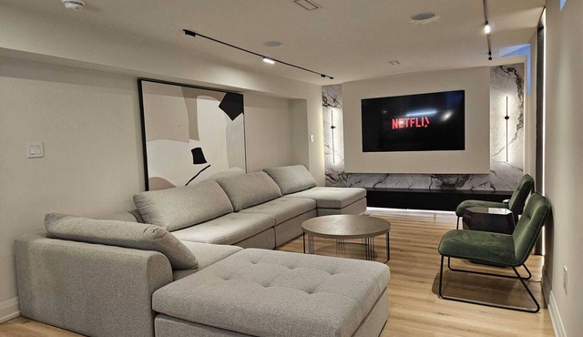 Luxurious Modern 2 Bedroom Apartment
