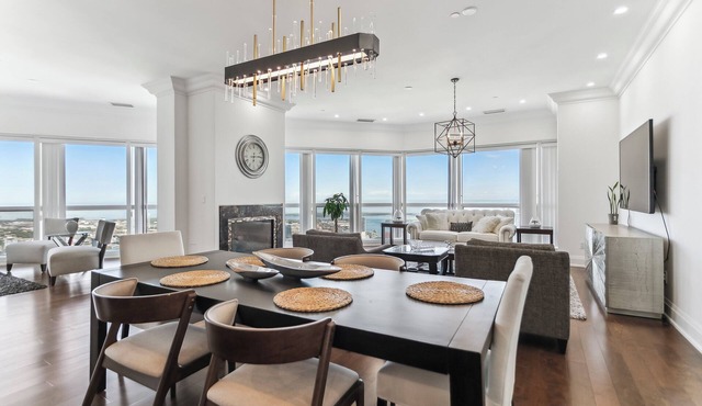 Luxurious 3bed 3bath Penthouse in Heart of Downtown Toronto | Parking & Gym