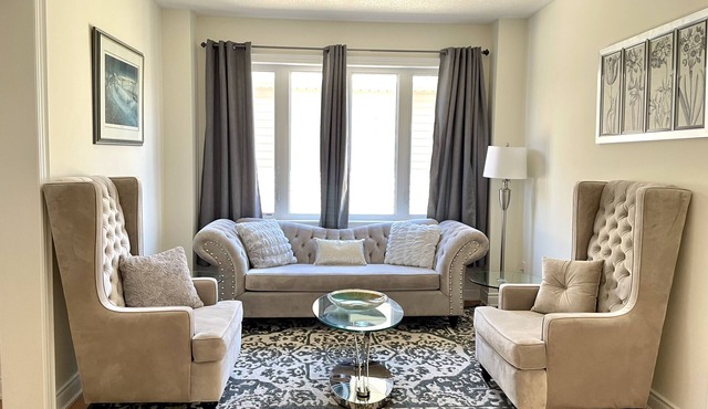 Luxurious 4bdrm family home in the Kawartha Region close to great hiking trails in Kawartha Lakes