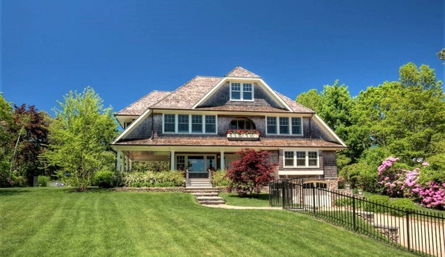 Luxurious Gated 4-Bedroom retreat with BayOcean View