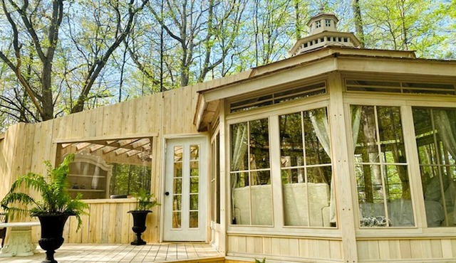 Luxurious Gazebo Nestled in Nature by Private Lake For Secluded Getaway, Ontario