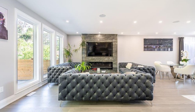 Luxurious Mansion South Toronto minutes from lake