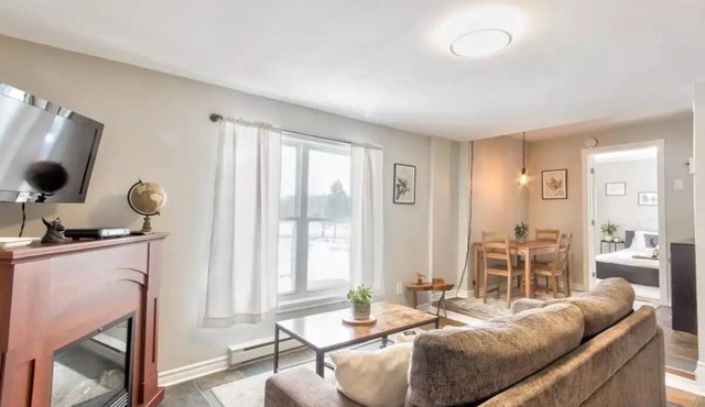 Luxurious one bedroom riverfront unit 10 min drive from downtown Ottawa