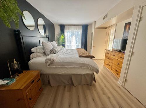 Luxurious Ski-In Ski-Out Jacuzzi Condo with King Bed, Pool, Gym and Sauna