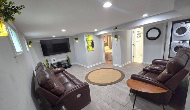 Luxurious, spacious, private access suite in MD, near DC, and VA's attractions.