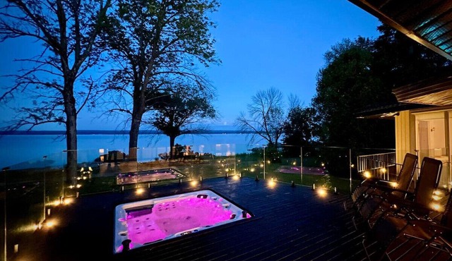 Luxurious Waterfront 5BR w/Kings Beds & Hot Tub