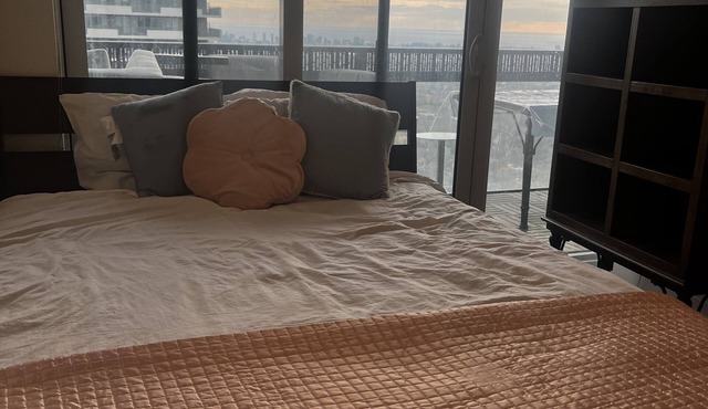 Luxury 2 bed 2 bath in 50th floor midtown Toronto,