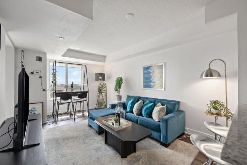 Luxury 2BDR Condo w pool, hot tub, sauna & 10m from Airport