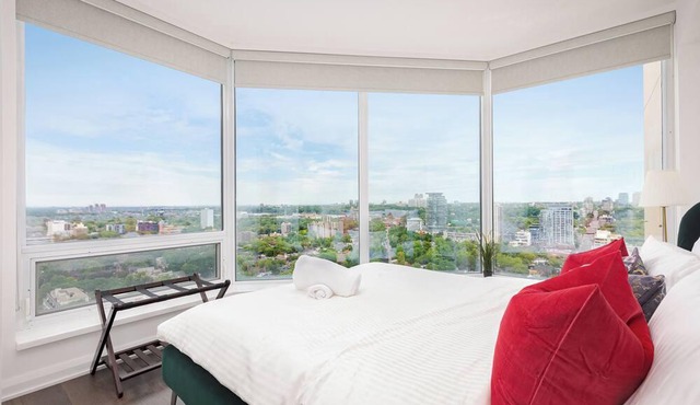 Luxury 2BR in Yorkville Downtown Toronto with City View