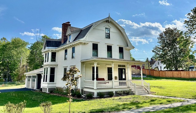 Luxury 3-Bedroom Retreat in Downtown Lenox & Minutes to Tanglewood