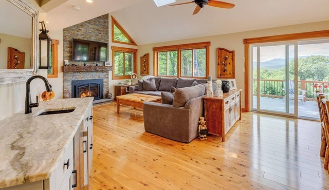 Luxury 4BR Ski Retreat, Fireplace, Fire Pit, Mtn Views