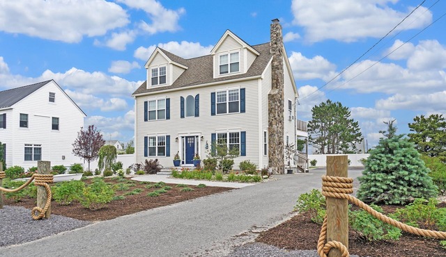 Luxury 7 Bedroom Family Beach house, Steps to Beach, Hot Tub, Sleeps 22, Parking